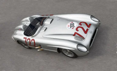 Silberner Rennwagen mit der Nummer 722, sportliches Design und flache Karosserie.