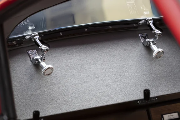Detailansicht der verchromten Fensteröffner und Ausstellfenster im luxuriösen Innenraum eines Mercedes-Benz 540 K.
