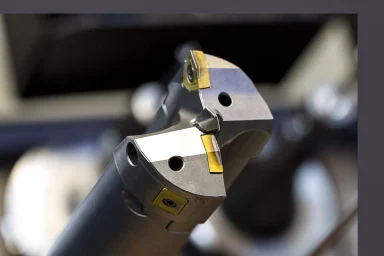 Industrielles Fräswerkzeug mit Wendeschneidplatten in einer Detailaufnahme.