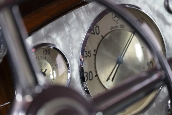 Nahaufnahme der Instrumententafel eines Mercedes-Benz 540 K Stromlinien-Coupés mit Drehzahlmesser und klassischen Rundinstrumenten.
