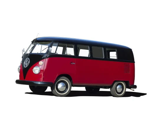 Rot-schwarzer VW Bulli T1 Kombi mit klassischer V-Front vor weißem Hintergrund – April-Motiv aus dem Kalender „Faszination VW Bulli 2022“.