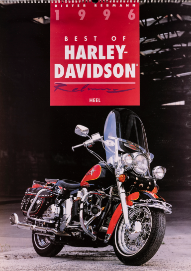Rot-schwarze Harley-Davidson Heritage Softail Classic mit Windschutzscheibe und Ledertaschen – Titelbild des Harley-Davidson Kalenders 1996.