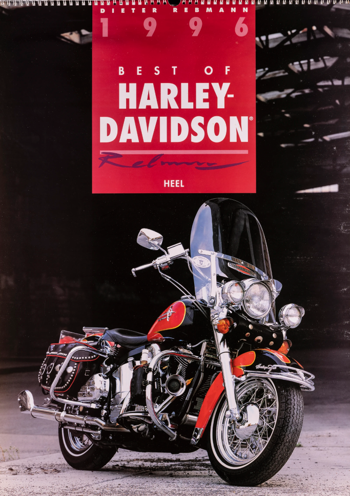 Rot-schwarze Harley-Davidson Heritage Softail Classic mit Windschutzscheibe und Ledertaschen – Titelbild des Harley-Davidson Kalenders 1996.