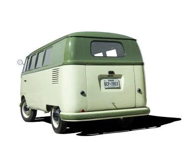 Heckansicht eines zweifarbigen VW Bulli T1 Kastenwagens vor weißem Hintergrund – Januar-Motiv aus dem Kalender „Faszination VW Bulli 2022“.