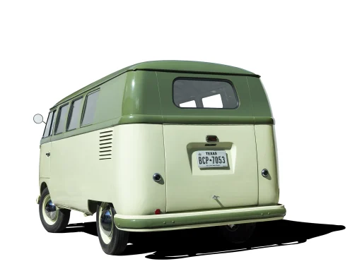 Heckansicht eines zweifarbigen VW Bulli T1 Kastenwagens vor weißem Hintergrund – Januar-Motiv aus dem Kalender „Faszination VW Bulli 2022“.